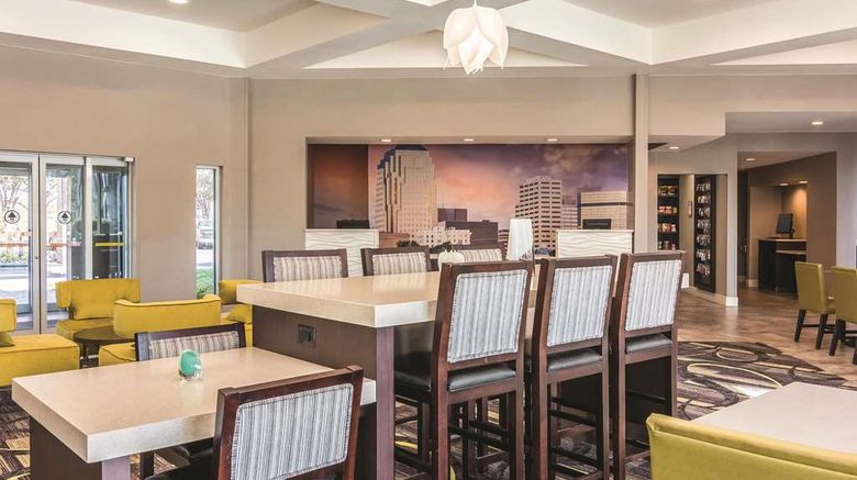 <b>La Quinta Inn & Stes Shreveport Airport Lobby</b>. Images powered by <a href="https://iceportal.shijigroup.com/" title="IcePortal" target="_blank">IcePortal</a>.