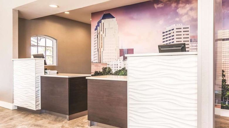 <b>La Quinta Inn & Stes Shreveport Airport Lobby</b>. Images powered by <a href="https://iceportal.shijigroup.com/" title="IcePortal" target="_blank">IcePortal</a>.