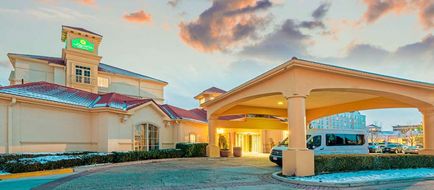 La Quinta Inn & Suites Airport Exterior