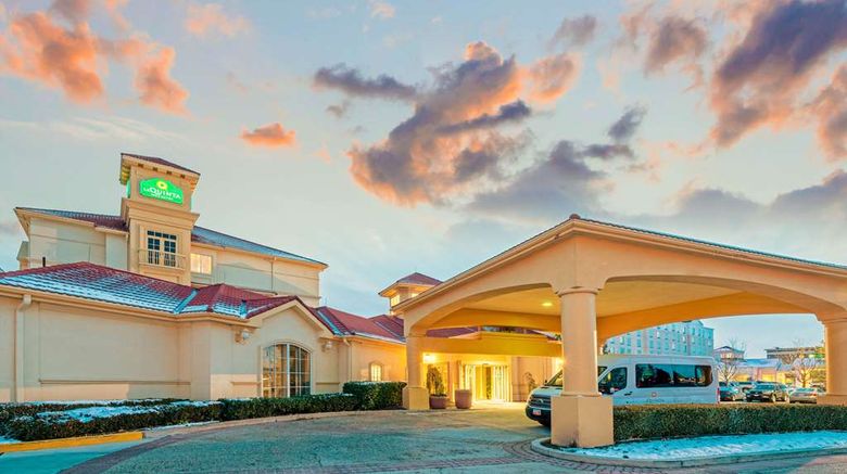 <b>La Quinta Inn & Suites Airport Exterior</b>. Images powered by <a href="https://iceportal.shijigroup.com/" title="IcePortal" target="_blank">IcePortal</a>.
