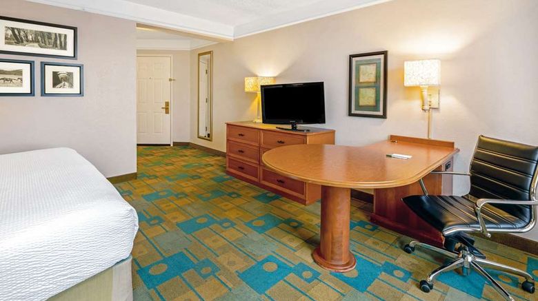 <b>La Quinta Inn & Suites Airport Room</b>. Images powered by <a href="https://iceportal.shijigroup.com/" title="IcePortal" target="_blank">IcePortal</a>.