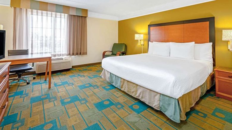 <b>La Quinta Inn & Suites Airport Room</b>. Images powered by <a href="https://iceportal.shijigroup.com/" title="IcePortal" target="_blank">IcePortal</a>.