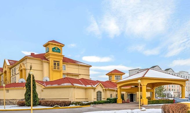 La Quinta Inn & Suites Airport Exterior