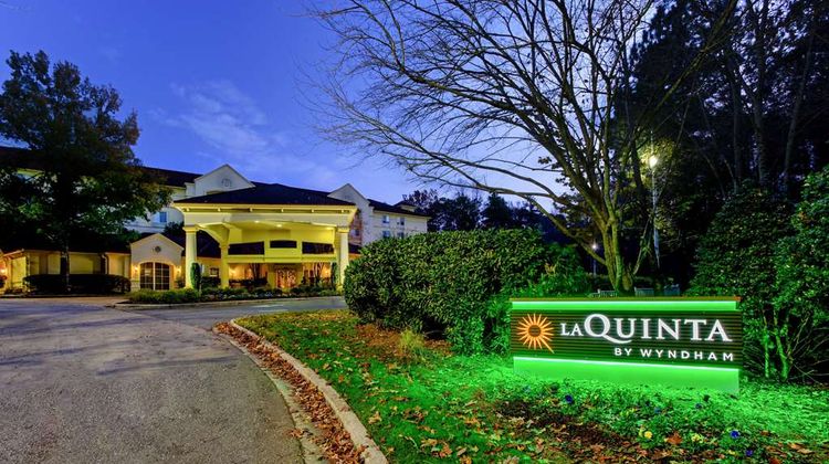 La Quinta Inn & Suites Raleigh Crabtree Exterior