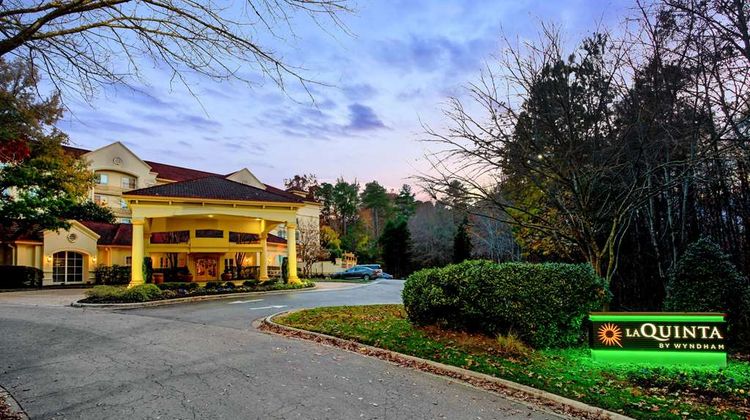 La Quinta Inn & Suites Raleigh Crabtree Exterior
