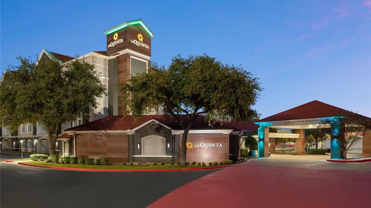 La Quinta Inn & Suites Arlington South Exterior