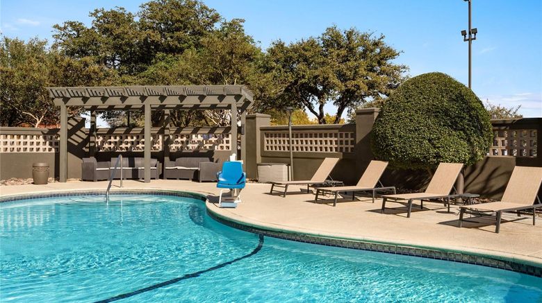 <b>La Quinta Inn & Suites Arlington South Pool</b>. Images powered by <a href="https://iceportal.shijigroup.com/" title="IcePortal" target="_blank">IcePortal</a>.