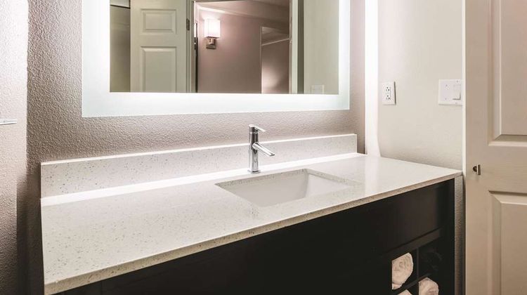 La Quinta Inn & Stes Alexandria Suite