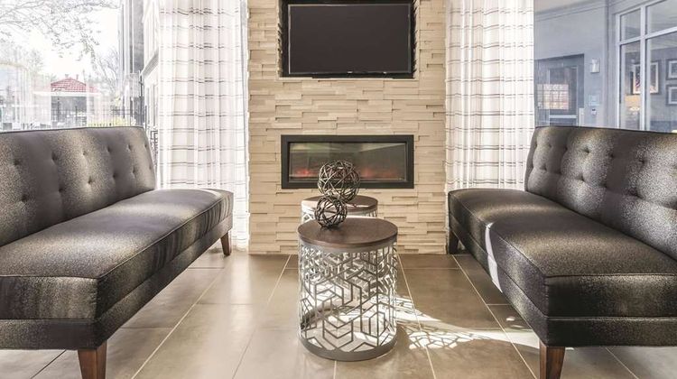 La Quinta Inn & Stes Alexandria Lobby