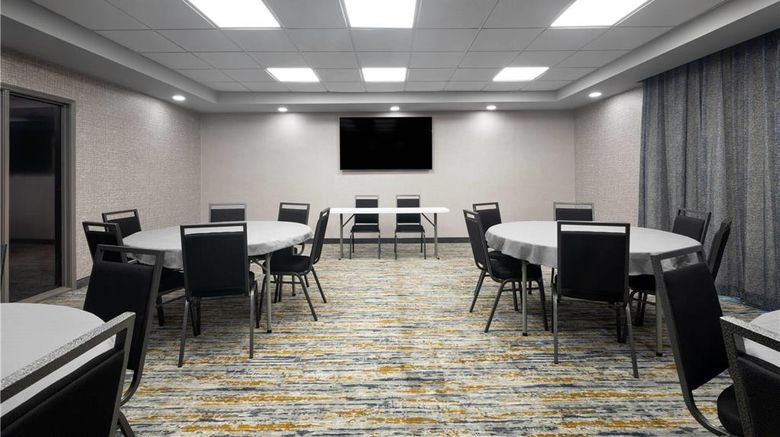 <b>La Quinta Inn & Suites Raleigh Cary Meeting</b>. Images powered by <a href="https://iceportal.shijigroup.com/" title="IcePortal" target="_blank">IcePortal</a>.
