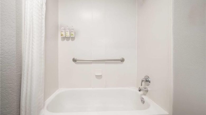 <b>La Quinta Inn & Suites Raleigh Cary Room</b>. Images powered by <a href="https://iceportal.shijigroup.com/" title="IcePortal" target="_blank">IcePortal</a>.