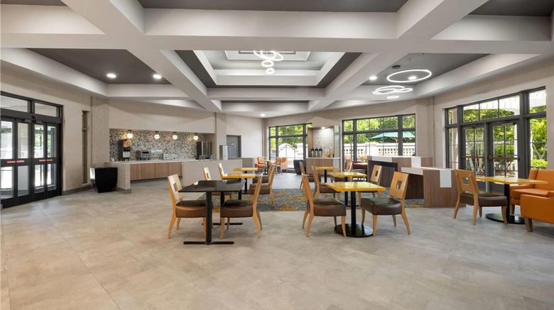 <b>La Quinta Inn & Suites Raleigh Cary Lobby</b>. Images powered by <a href="https://iceportal.shijigroup.com/" title="IcePortal" target="_blank">IcePortal</a>.