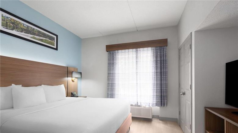 <b>La Quinta Inn & Suites Raleigh Cary Suite</b>. Images powered by <a href="https://iceportal.shijigroup.com/" title="IcePortal" target="_blank">IcePortal</a>.