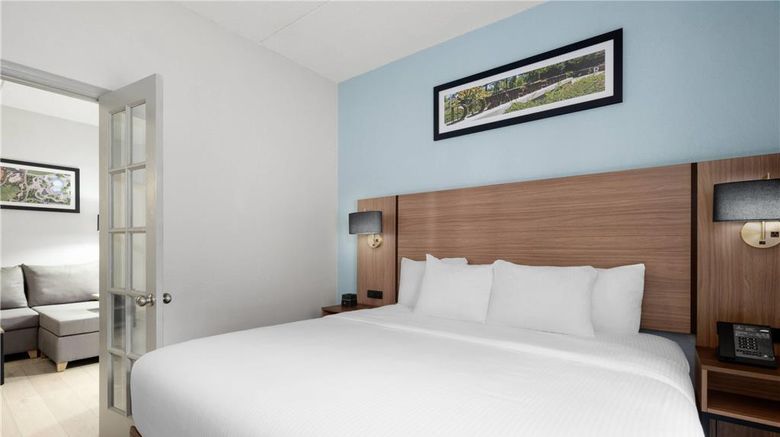 <b>La Quinta Inn & Suites Raleigh Cary Suite</b>. Images powered by <a href="https://iceportal.shijigroup.com/" title="IcePortal" target="_blank">IcePortal</a>.