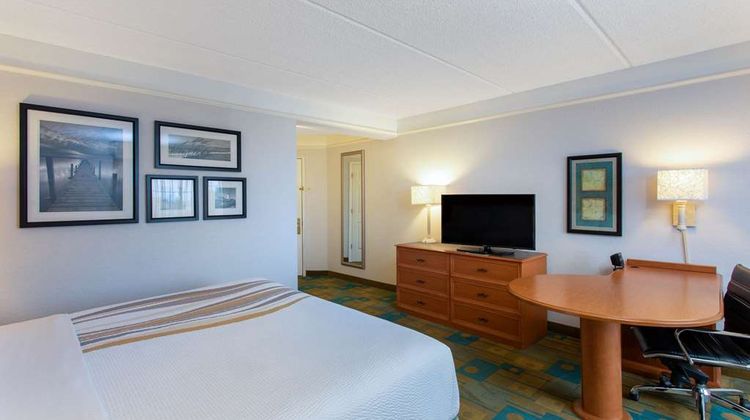 La Quinta Inn & Suites Butler Blvd Room