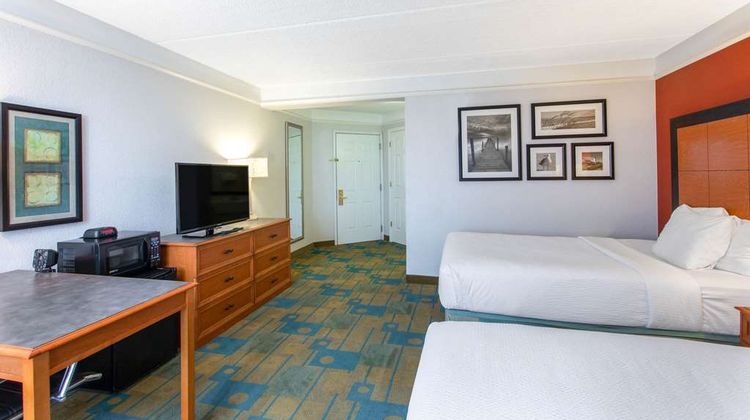 La Quinta Inn & Suites Butler Blvd Room