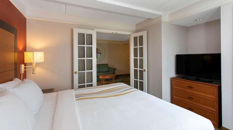 La Quinta Inn & Suites Butler Blvd Suite