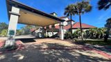 La Quinta Inn & Suites Butler Blvd Exterior