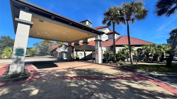 La Quinta Inn & Suites Butler Blvd Exterior