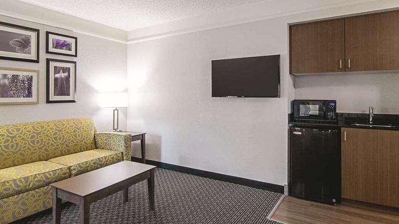 <b>La Quinta Inn & Suites Denver Airport Suite</b>. Images powered by <a href="https://iceportal.shijigroup.com/" title="IcePortal" target="_blank">IcePortal</a>.