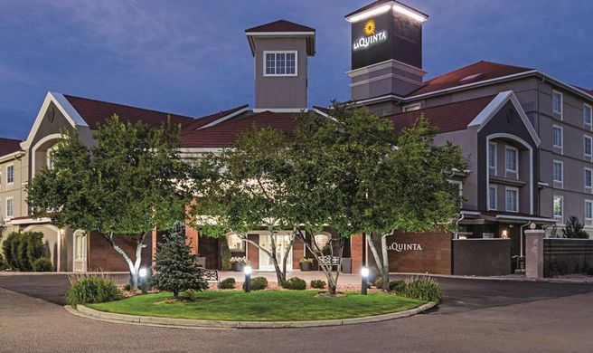 La Quinta Inn & Suites Denver Airport Exterior