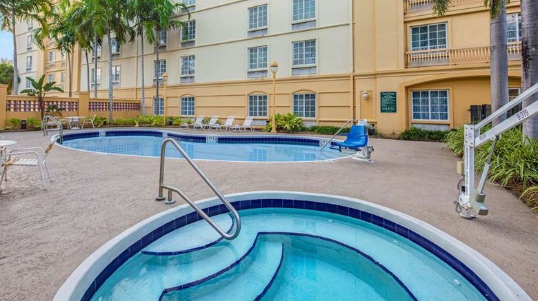 <b>La Quinta Inn & Suites Miami Arpt West Pool</b>. Images powered by <a href="https://iceportal.shijigroup.com/" title="IcePortal" target="_blank">IcePortal</a>.