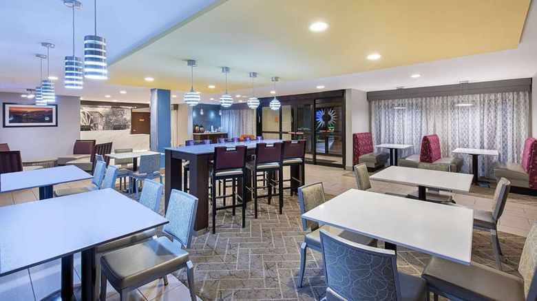 <b>La Quinta Inn Pigeon Forge Lobby</b>. Images powered by <a href="https://iceportal.shijigroup.com/" title="IcePortal" target="_blank">IcePortal</a>.
