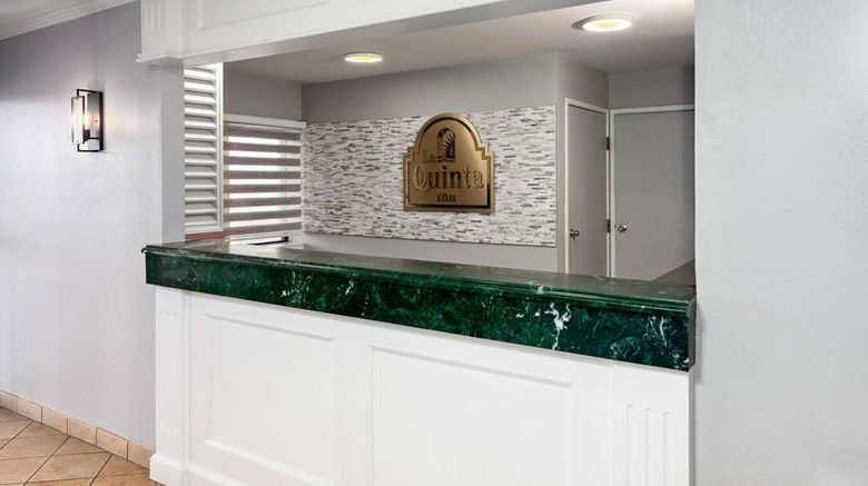 <b>La Quinta Inn Cleveland Independence Lobby</b>. Images powered by <a href="https://iceportal.shijigroup.com/" title="IcePortal" target="_blank">IcePortal</a>.