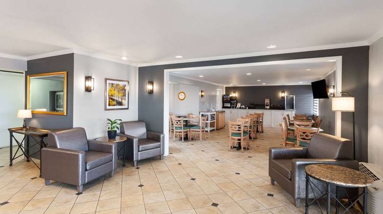 La Quinta Inn Cleveland Independence Lobby