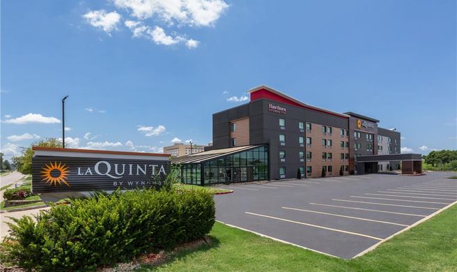 La Quinta Inn & Suites Springdale Exterior