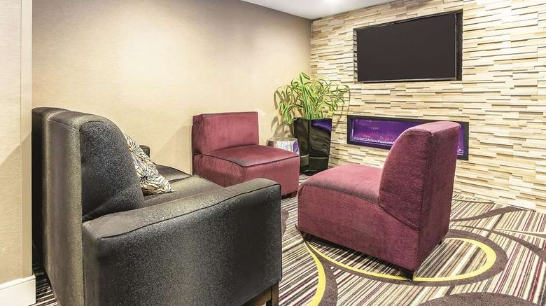 <b>La Quinta Inn Hartford Bradley Airport Lobby</b>. Images powered by <a href="https://iceportal.shijigroup.com/" title="IcePortal" target="_blank">IcePortal</a>.