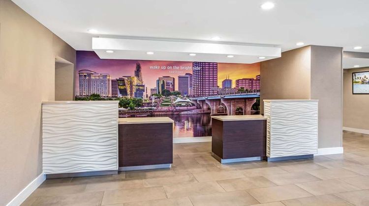 La Quinta Inn Hartford Bradley Airport Lobby