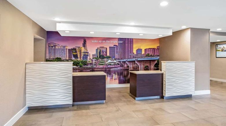 <b>La Quinta Inn Hartford Bradley Airport Lobby</b>. Images powered by <a href="https://iceportal.shijigroup.com/" title="IcePortal" target="_blank">IcePortal</a>.