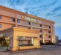 La Quinta Inn & Suites Chicago Gurnee Exterior