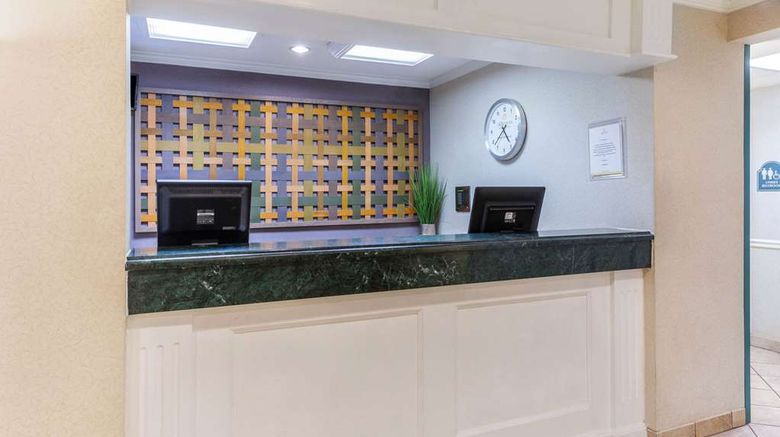 <b>La Quinta Inn & Suites Chicago Gurnee Lobby</b>. Images powered by <a href="https://iceportal.shijigroup.com/" title="IcePortal" target="_blank">IcePortal</a>.
