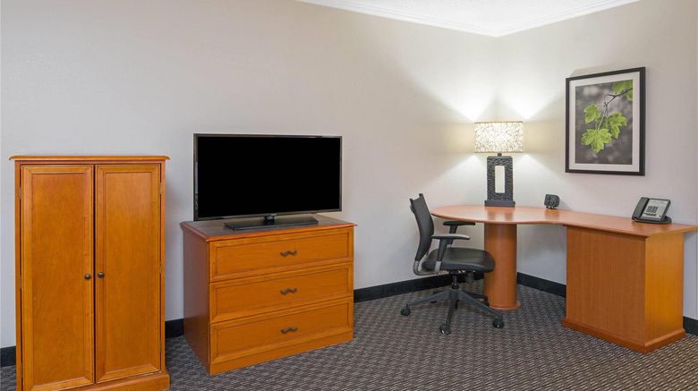 <b>La Quinta Inn/Suites Baton Rouge Siegen Suite</b>. Images powered by <a href="https://iceportal.shijigroup.com/" title="IcePortal" target="_blank">IcePortal</a>.