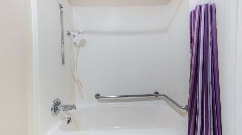 <b>La Quinta Inn Detroit Southgate Room</b>. Images powered by <a href="https://iceportal.shijigroup.com/" title="IcePortal" target="_blank">IcePortal</a>.