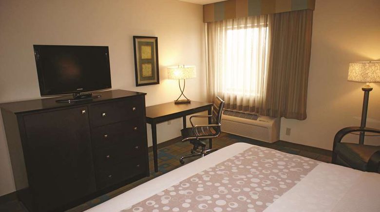 <b>La Quinta Inn & Suites Plattsburgh Room</b>. Images powered by <a href="https://iceportal.shijigroup.com/" title="IcePortal" target="_blank">IcePortal</a>.