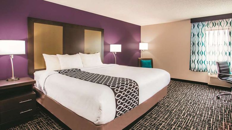 <b>La Quinta Inn & Suites Cincinnati NE Room</b>. Images powered by <a href="https://iceportal.shijigroup.com/" title="IcePortal" target="_blank">IcePortal</a>.