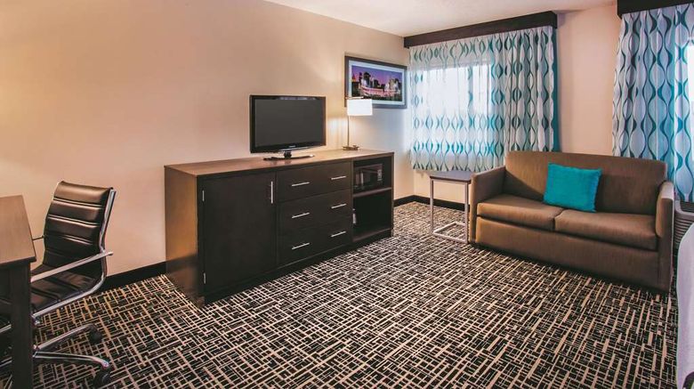 <b>La Quinta Inn & Suites Cincinnati NE Room</b>. Images powered by <a href="https://iceportal.shijigroup.com/" title="IcePortal" target="_blank">IcePortal</a>.