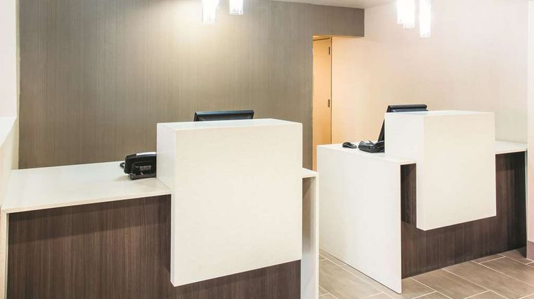 <b>La Quinta Inn & Suites Cincinnati NE Lobby</b>. Images powered by <a href="https://iceportal.shijigroup.com/" title="IcePortal" target="_blank">IcePortal</a>.
