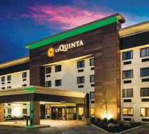 La Quinta Inn & Suites Cincinnati NE Exterior