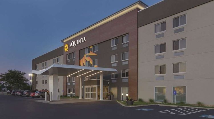 La Quinta Inn Cleveland Airport North Exterior