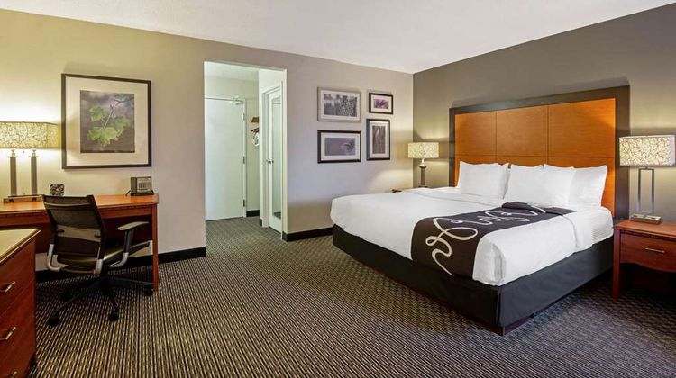 La Quinta Inn Harrisburg Airport Hershey Suite