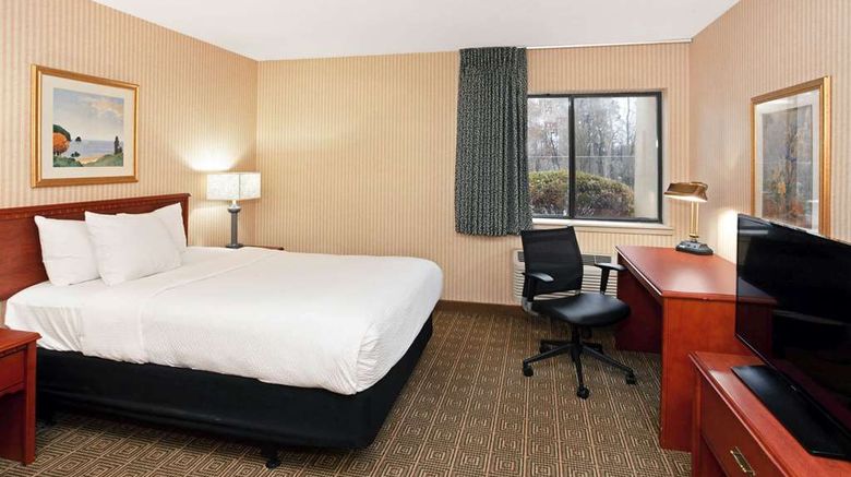 <b>La Quinta Inn & Suites Stevens Point Room</b>. Images powered by <a href="https://iceportal.shijigroup.com/" title="IcePortal" target="_blank">IcePortal</a>.