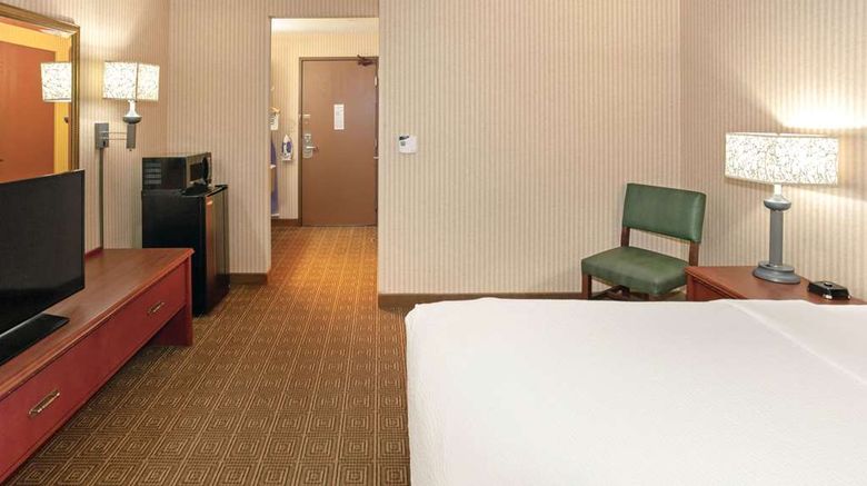 <b>La Quinta Inn & Suites Stevens Point Room</b>. Images powered by <a href="https://iceportal.shijigroup.com/" title="IcePortal" target="_blank">IcePortal</a>.