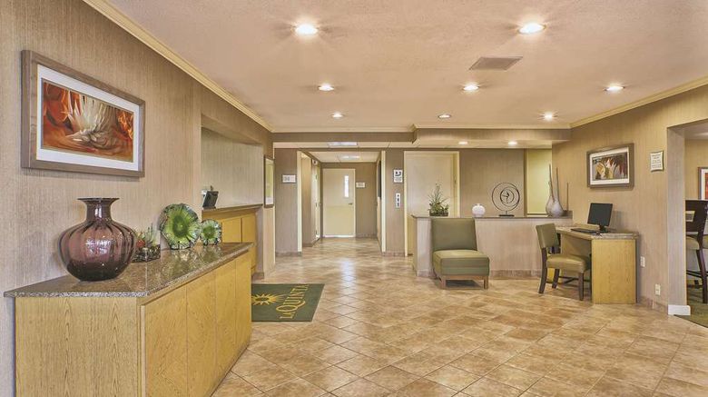 <b>La Quinta Inn Toledo Perrysburg Lobby</b>. Images powered by <a href="https://iceportal.shijigroup.com/" title="IcePortal" target="_blank">IcePortal</a>.