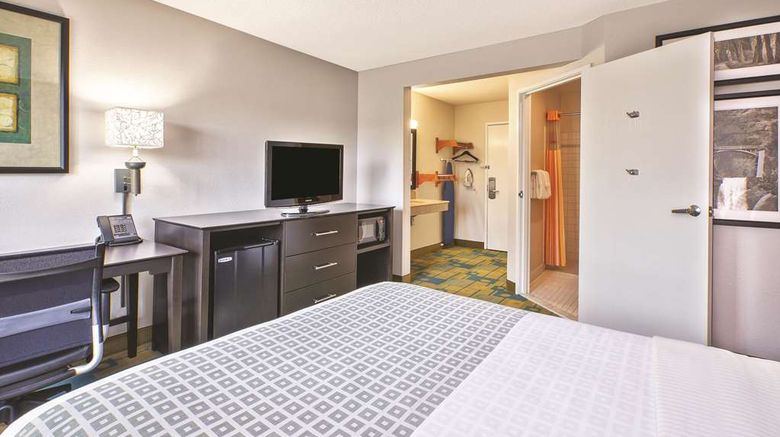 <b>La Quinta Inn Toledo Perrysburg Room</b>. Images powered by <a href="https://iceportal.shijigroup.com/" title="IcePortal" target="_blank">IcePortal</a>.