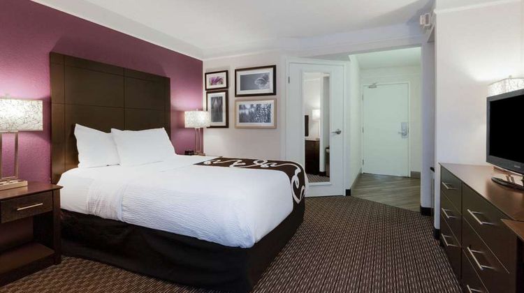 La Quinta Inn & Suites Detroit Utica Room