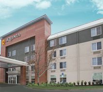 La Quinta Inn & Suites Detroit Utica Exterior